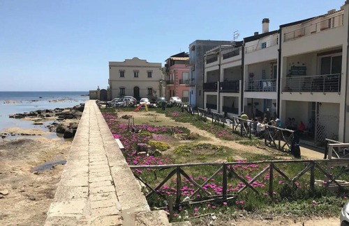 Marzamemi Apartment | Apartment "LA DIGA Bilocale fronte-mare" with Sea View, Garden & Wi-Fi