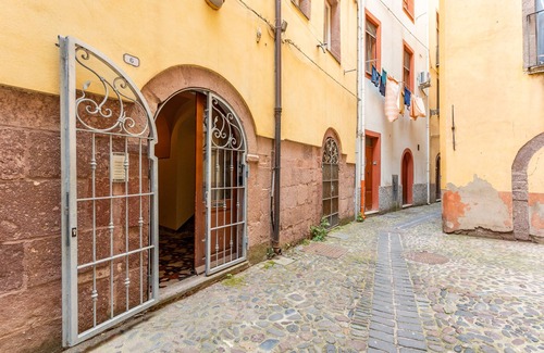 Bosa Historic Centre Apartment | Apartment 'La Dimora' with Balcony and Wi-Fi