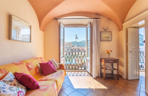 Bosa Historic Centre Apartment | Apartment 'La Dimora' with Balcony and Wi-Fi