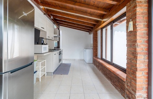 Ognina Apartment | Apartment 'La Gialla' with Private Terrace, Wi-Fi and Air Conditioning