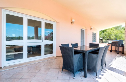 Sas Linnas Siccas Apartment | Apartment 'La Vela Gialla' with Sea View, Wi-Fi and Air Conditioning