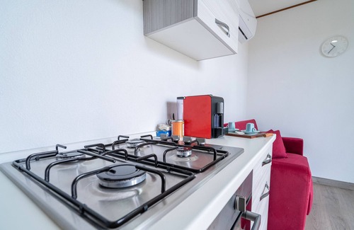 Ognina Apartment | Apartment 'La Rossa' with Private Terrace, Wi-Fi and Air Conditioning