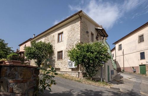 Poderetto Apartment | Apartment "La Sosta del Pellegrino" with Mountain View, Private Garden & Wi-Fi