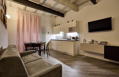 Historic Center Apartment | Apartment "La Torre Lunga" . one step away from the Two Towers of Bologna