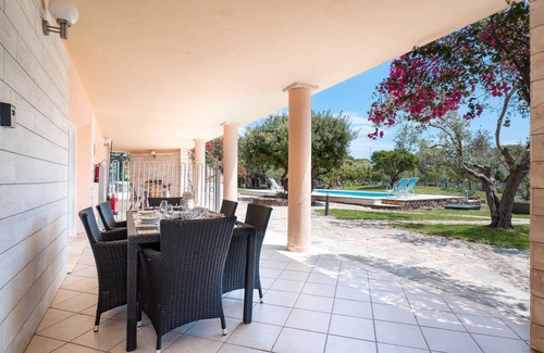 Sas Linnas Siccas Apartment | Apartment 'La Vela Arancione' with Shared Pool, Wi-Fi and Air Conditioning