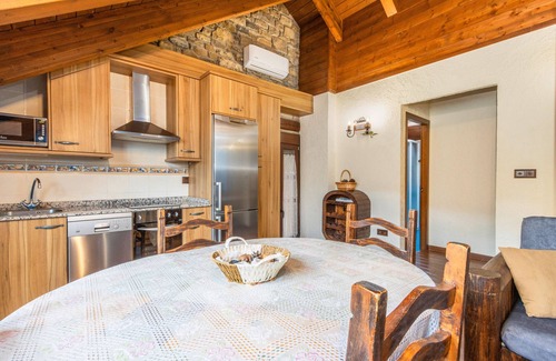 Borrastre Apartment | Apartment 'Larrás' with Mountain View, Shared Garden and Wi-Fi