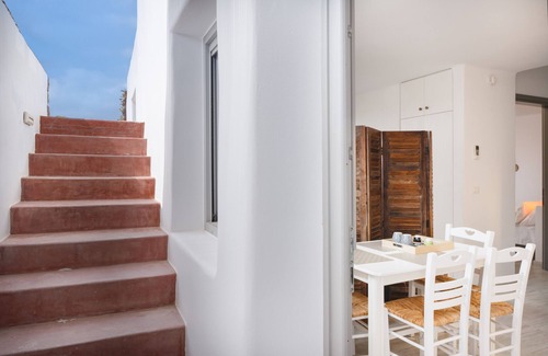 Milos Apartment | Apartment 'Lavender' with Sea View, Wi-Fi and Air Conditioning