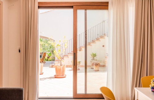 Montallegro Apartment | Apartment 'Le 3 Rose - Damasco' with Lake View, Wi-Fi and Air Conditioning