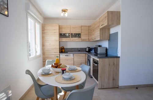 Bormes-Les-Mimosas Apartment | Apartment Le Clos Jardin-1 by Interhome