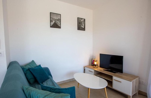 Bormes-Les-Mimosas Apartment | Apartment Le Clos Jardin-1 by Interhome