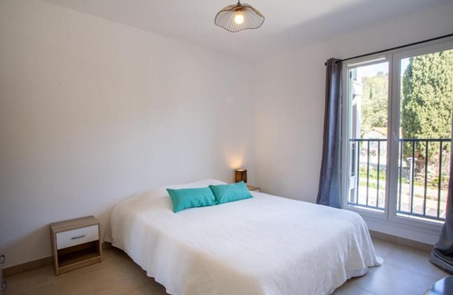 Bormes-Les-Mimosas Apartment | Apartment Le Clos Jardin-1 by Interhome