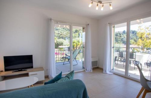 Bormes-Les-Mimosas Apartment | Apartment Le Clos Jardin-1 by Interhome