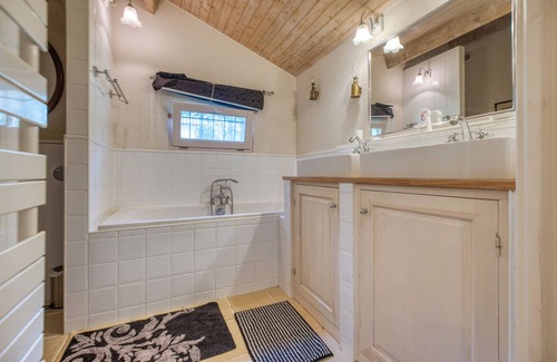 Lacropte Bed & Breakfast | Apartment 'Le Clos Napoleon Bed Et Breakfast' with Shared Terrace, Shared Garden and Wi-Fi