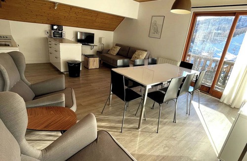Les Claux Apartment | Apartment 'Le Famillial' with Balcony and Wi-Fi