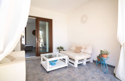 Tanaunella Apartment | Apartment "Le Mille e una Vivian" with Private Garden, Air Conditioning & Wi-Fi