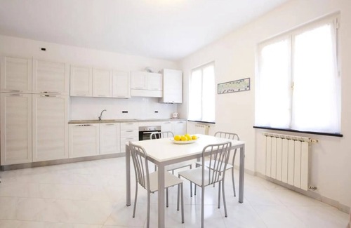 Levanto Apartment | Apartment 'Le Mura - Riviera' with Wi-Fi and Air Conditioning