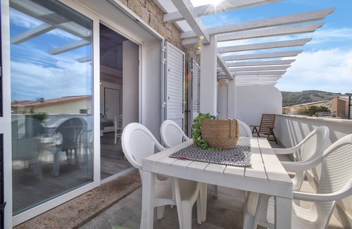 Trinita d'Agultu e Vignola Apartment | Apartment 'Le Palme's' with Balcony, Wi-Fi and Air Conditioning