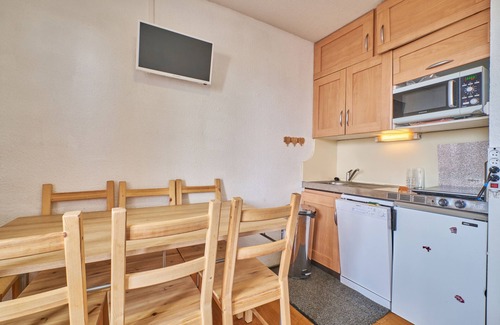 Eclose-Est Apartment | Apartment 'Le Val D'Huez' with Mountain View and Balcony