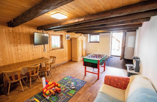 Valles Apartment | Apartment "Lechnerhof Wilde Kreuzspitze" Near the Ski Area with Mountain View and Wi-Fi