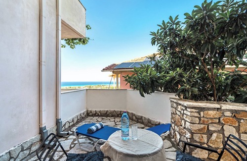 Frinion Apartment | Apartment "Lefkothea 3" with Sea View, Balcony & Wi-Fi
