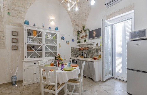 Ostuni Apartment | Apartment Leopardi's Alcove with Air Conditioning, Wi-Fi and Large Private Terrace