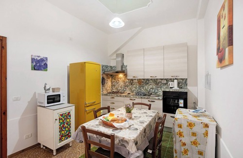 San Lazzaro Apartment | Apartment 'Licia' with Sea View, Shared Terrace and Wi-Fi