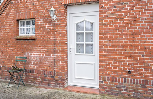 Hinrichsfehn Apartment | Apartment "Llojan" Close to the North Sea with Wi-Fi, Shared Terrace & Garden