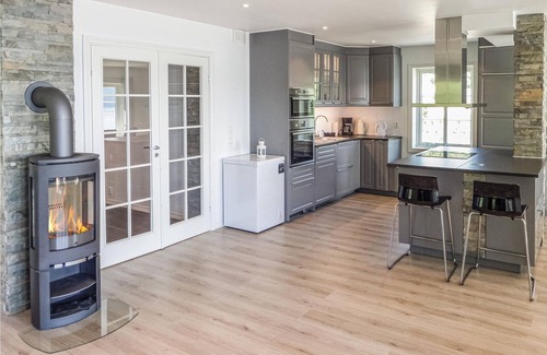 Strandebarm Apartment | Apartment located on the shore of Hardangerfjord with fantastic fjord view of Folgefonna glacier.