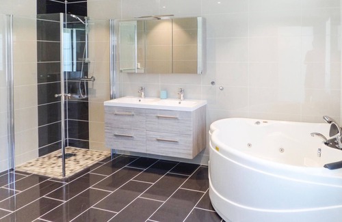 Strandebarm Apartment | Apartment located on the shore of Hardangerfjord with fantastic fjord view of Folgefonna glacier.