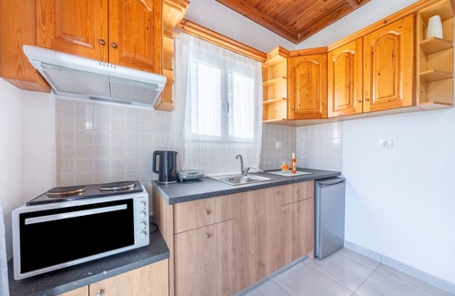 Peroulades Apartment | Apartment 'Logas' with Sea View, Wi-Fi and Air Conditioning