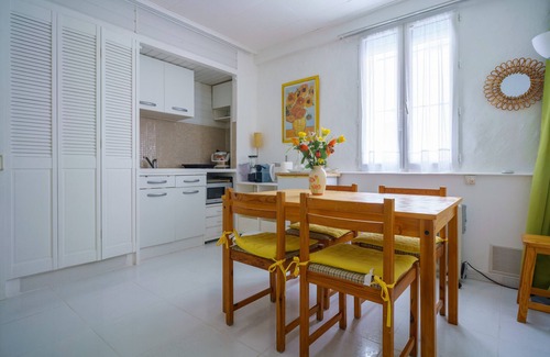 Elne Apartment | Apartment 'Logis Helena' with Wi-Fi
