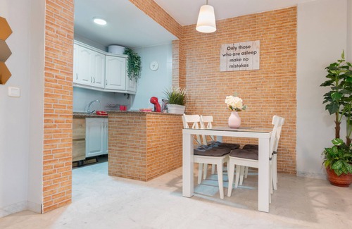 Sevilla Este Apartment | Apartment 'Los Milanos' with Shared Garden, Wi-Fi and Air Conditioning
