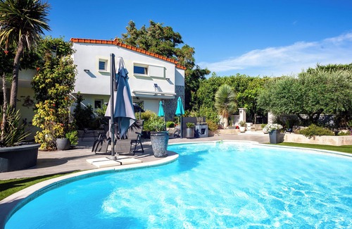 Aix-en-Provence House | Apartment 'Lucerta Bella' with Shared Pool, Wi-Fi and Air Conditioning