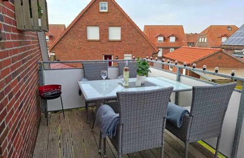 Neßmersiel Apartment | Apartment Lüttje Amselnüst - central location directly on the dike with balcony