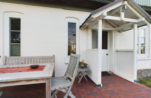 Pellworm Apartment | Apartment 'Luv' with Shared Garden and Wi-Fi