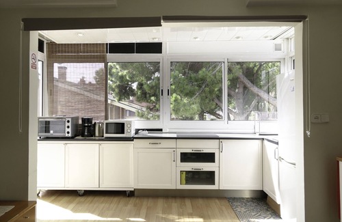 Castelldefels Apartment | Apartment 'Luz y Color' with Private Terrace, Wi-Fi and Air Conditioning