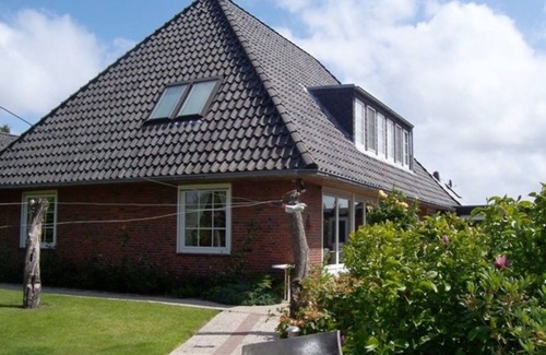 Cuxhaven Apartment | Apartment 'Mückenberger' with Shared Garden and Wi-Fi