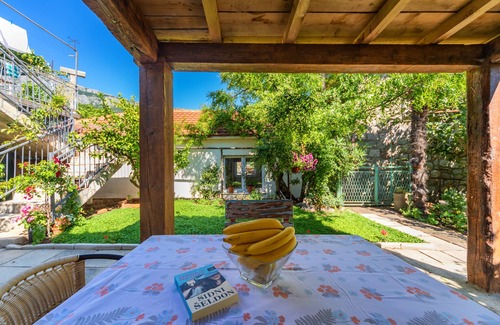 Kaluđerac Apartment | Apartment Magazini - Comfy Two Bedroom Apartment with Balcony