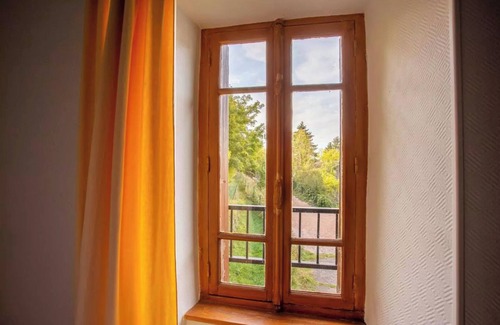 Pontgibaud House | Apartment 'Maison De Caractere- Puy De Dome' with Shared Garden