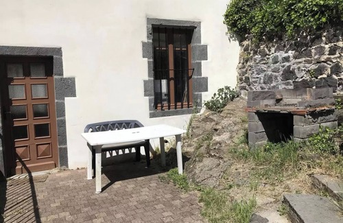 Pontgibaud House | Apartment 'Maison De Caractere- Puy De Dome' with Shared Garden