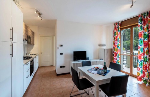 Toscolano Maderno Apartment | Apartment 'Margherita' with Shared Pool, Wi-Fi and Air Conditioning