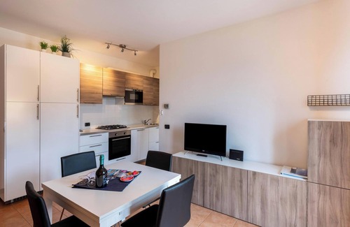 Toscolano Maderno Apartment | Apartment 'Margherita' with Shared Pool, Wi-Fi and Air Conditioning