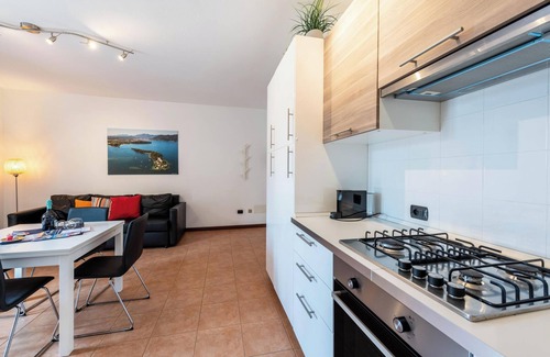 Toscolano Maderno Apartment | Apartment 'Margherita' with Shared Pool, Wi-Fi and Air Conditioning