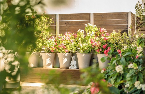 Nea Alikarnassos Apartment | Apartment 'Maria's Roof Garden' with Shared Terrace, Wi-Fi and Air Conditioning