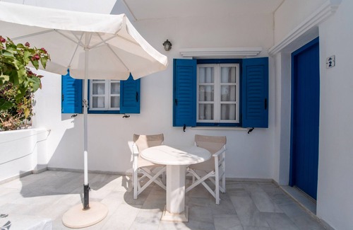 Mikri Vigla Apartment | Apartment 'Maroulis Studios - Studio 2' with Private Garden, Wi-Fi and Air Conditioning