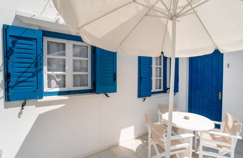 Mikri Vigla Apartment | Apartment 'Maroulis Studios - Studio 3' with Private Garden, Wi-Fi and Air Conditioning