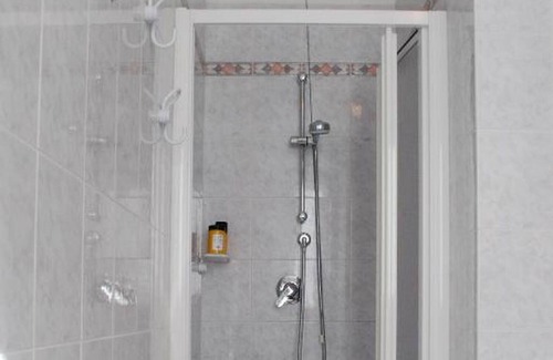 Prabione Apartment | Apartment 'Michela 4' with Lake View, Private Garden and Wi-Fi