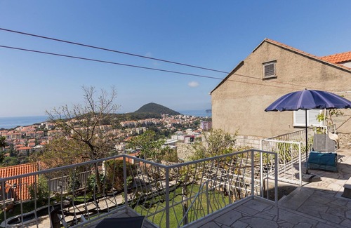 Gornji Kono Apartment | Apartment Milić - Two Bedroom Apartment with Terrace and Sea View (Sinjska 15)