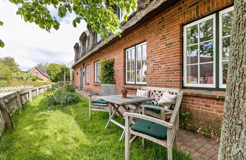 Norddeich Apartment | Apartment 'Mohnzimmer' with Shared Garden and Wi-Fi