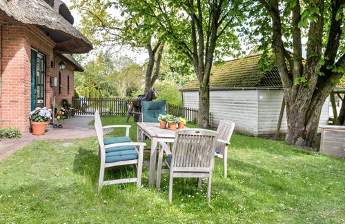 Norddeich Apartment | Apartment 'Mohnzimmer' with Shared Garden and Wi-Fi